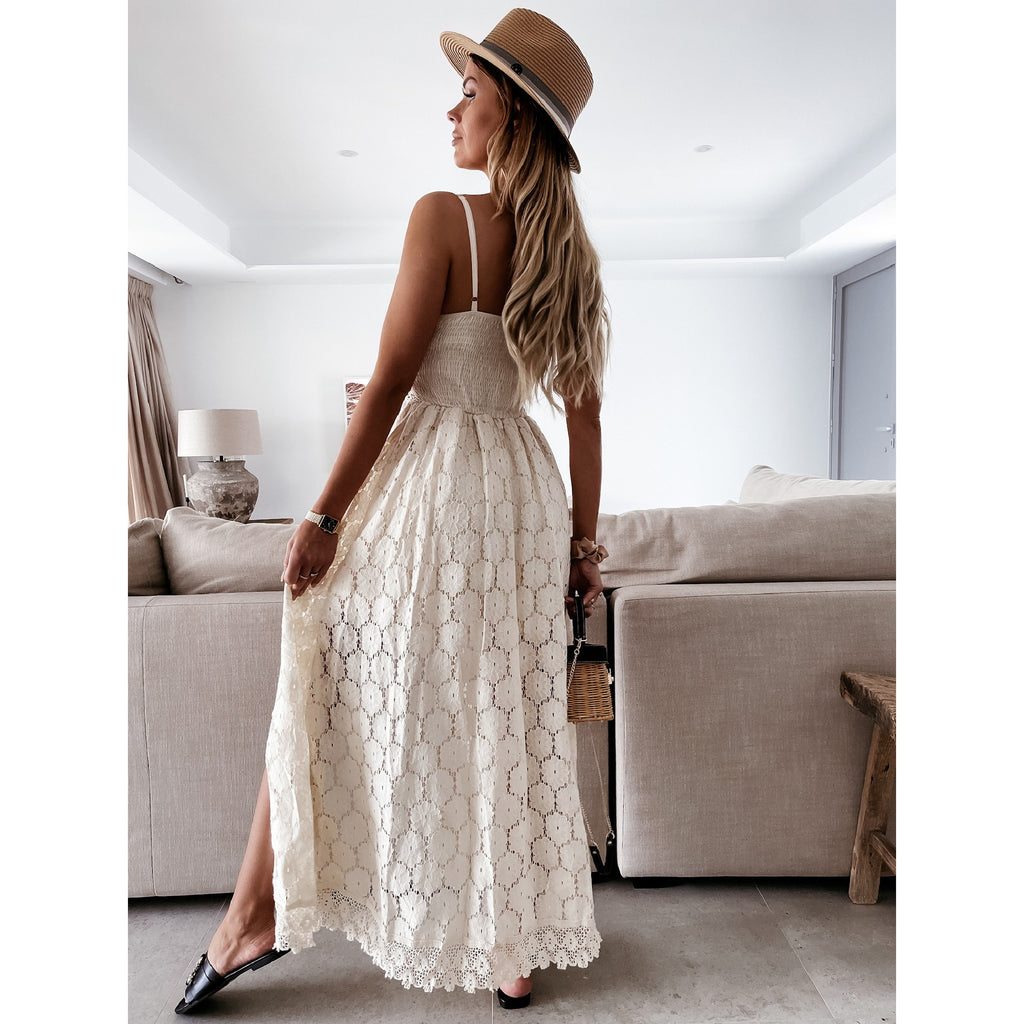 Vestido de encaje con tirantes y escote en V