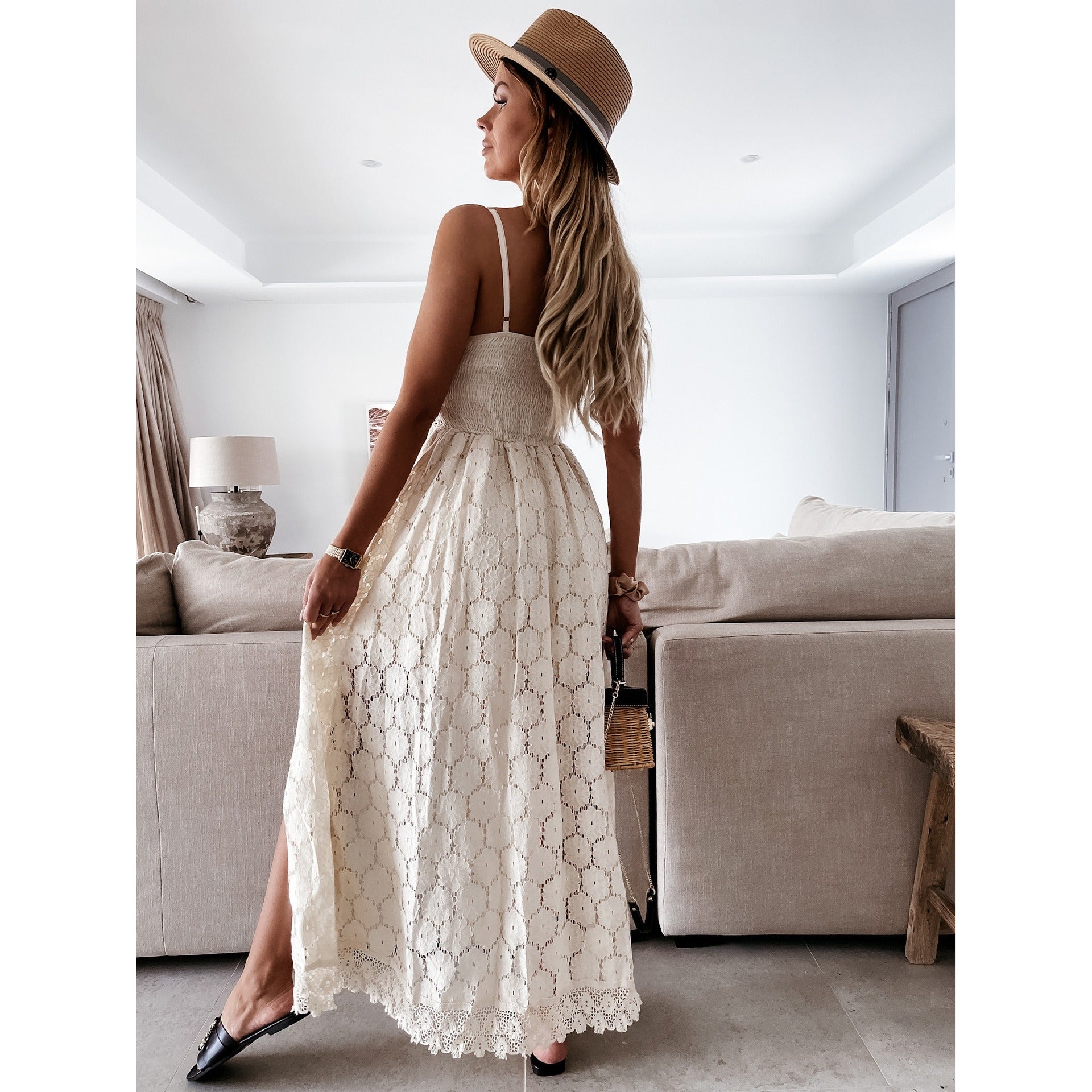 Vestido de encaje con tirantes y escote en V