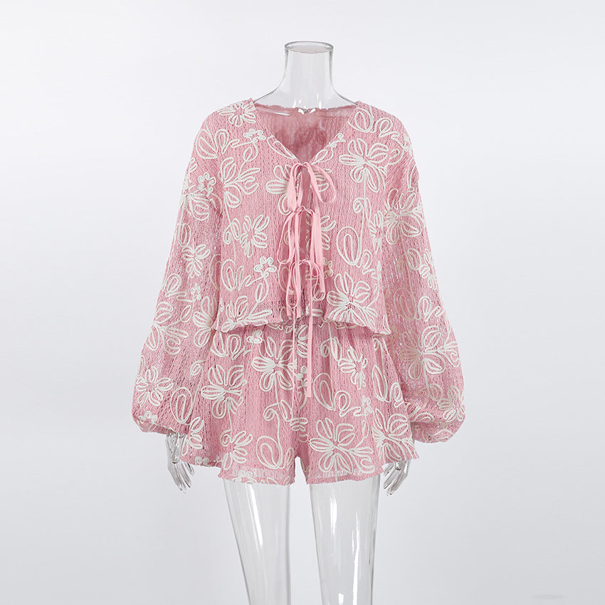 Conjunto dos piezas: top de manga larga con escote en V y shorts