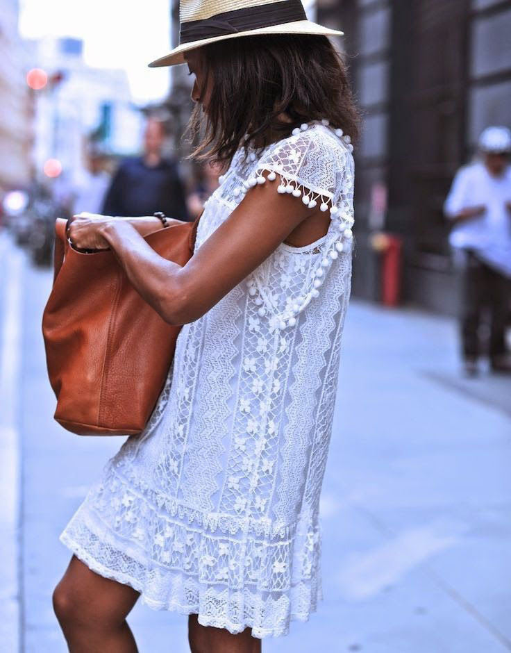 Vestido elegante sin mangas de encaje blanco con forro