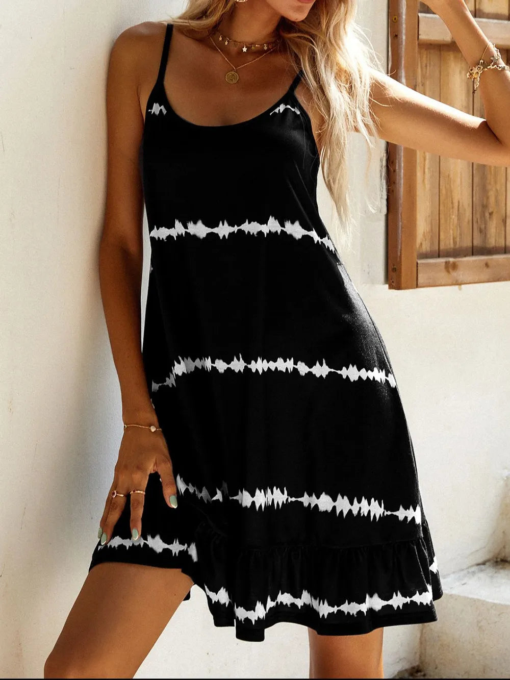Vestido mini cami con estampado en contraste y escote redondo