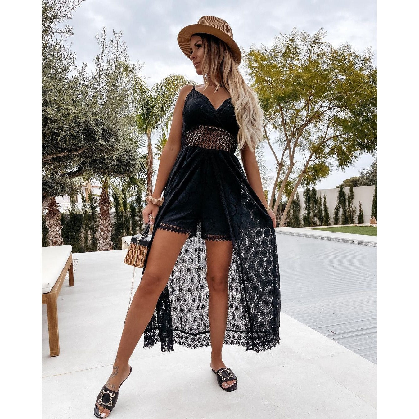 Vestido de encaje con tirantes y escote en V