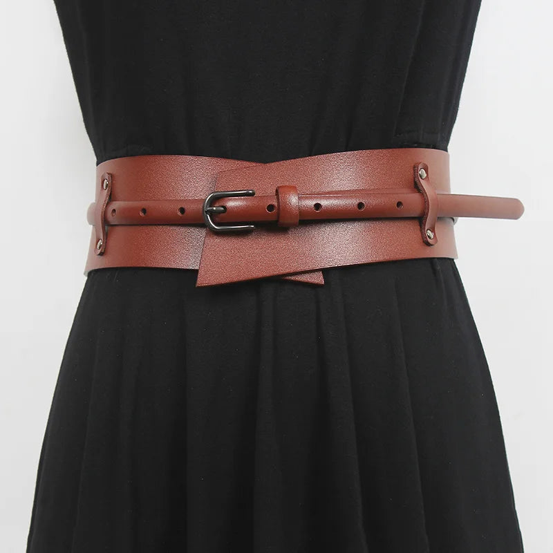 Cinturón Largo Camel de Cuero con Hebilla Irregular para Mujer