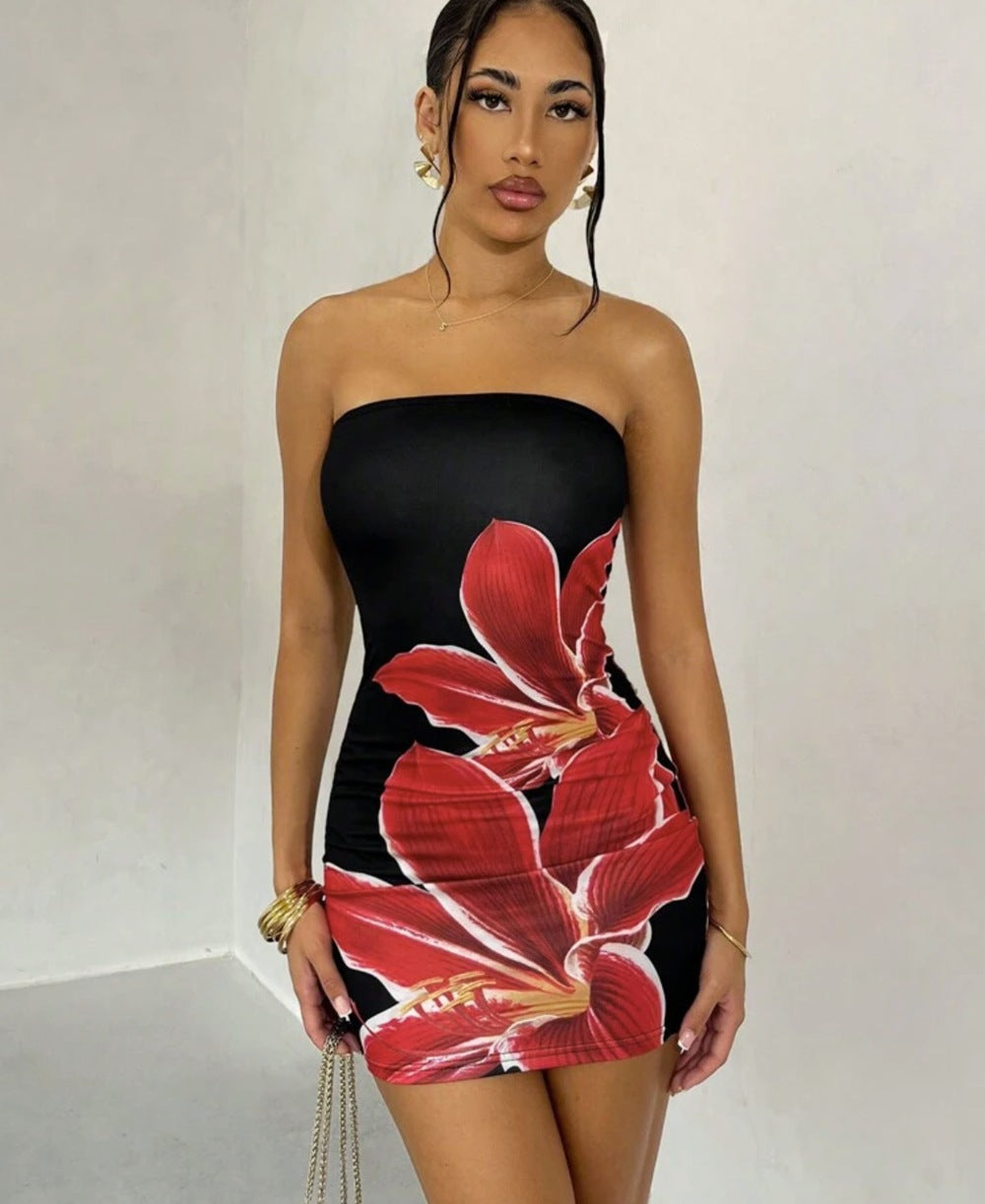 Vestido corto tubo con estampado floral y silueta ajustada