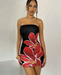Vestido corto tubo con estampado floral y silueta ajustada