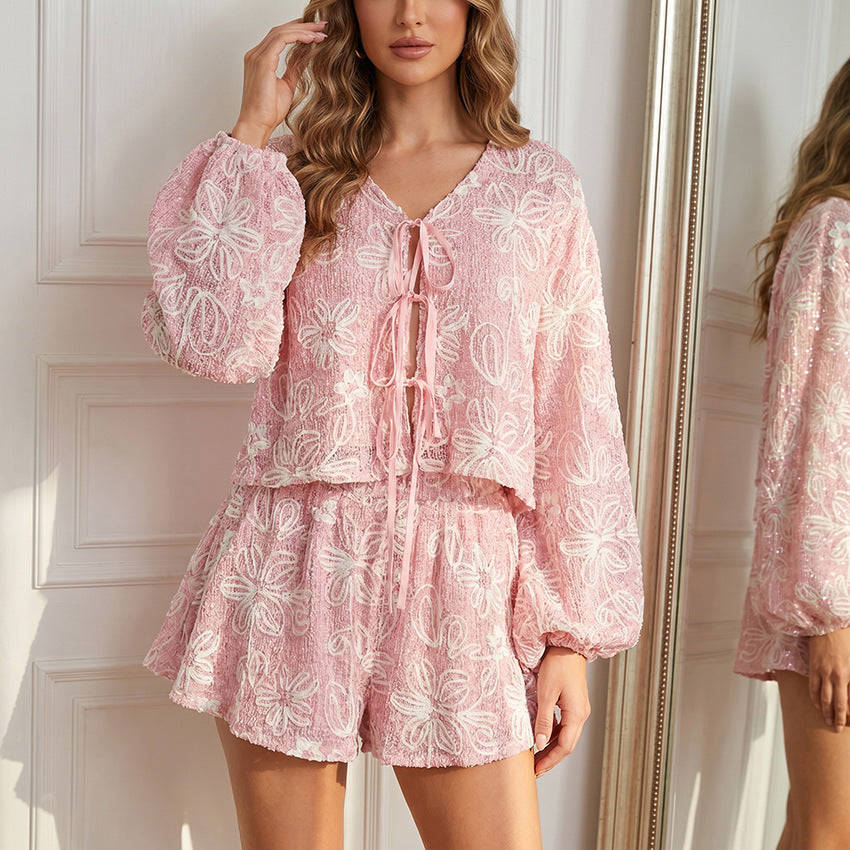 Conjunto dos piezas: top de manga larga con escote en V y shorts