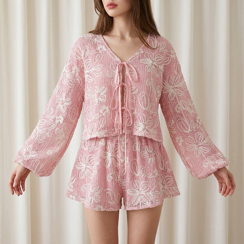 Conjunto dos piezas: top de manga larga con escote en V y shorts