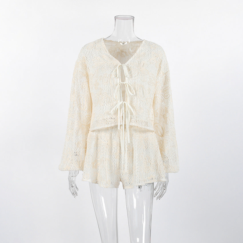 Conjunto dos piezas: top de manga larga con escote en V y shorts