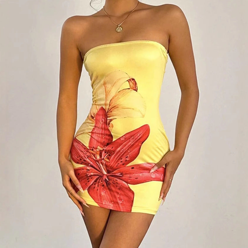 Vestido corto tubo con estampado floral y silueta ajustada