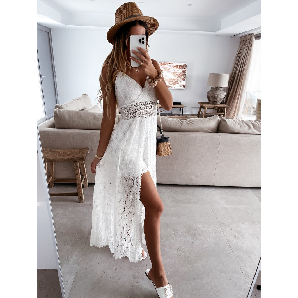 Vestido de encaje con tirantes y escote en V