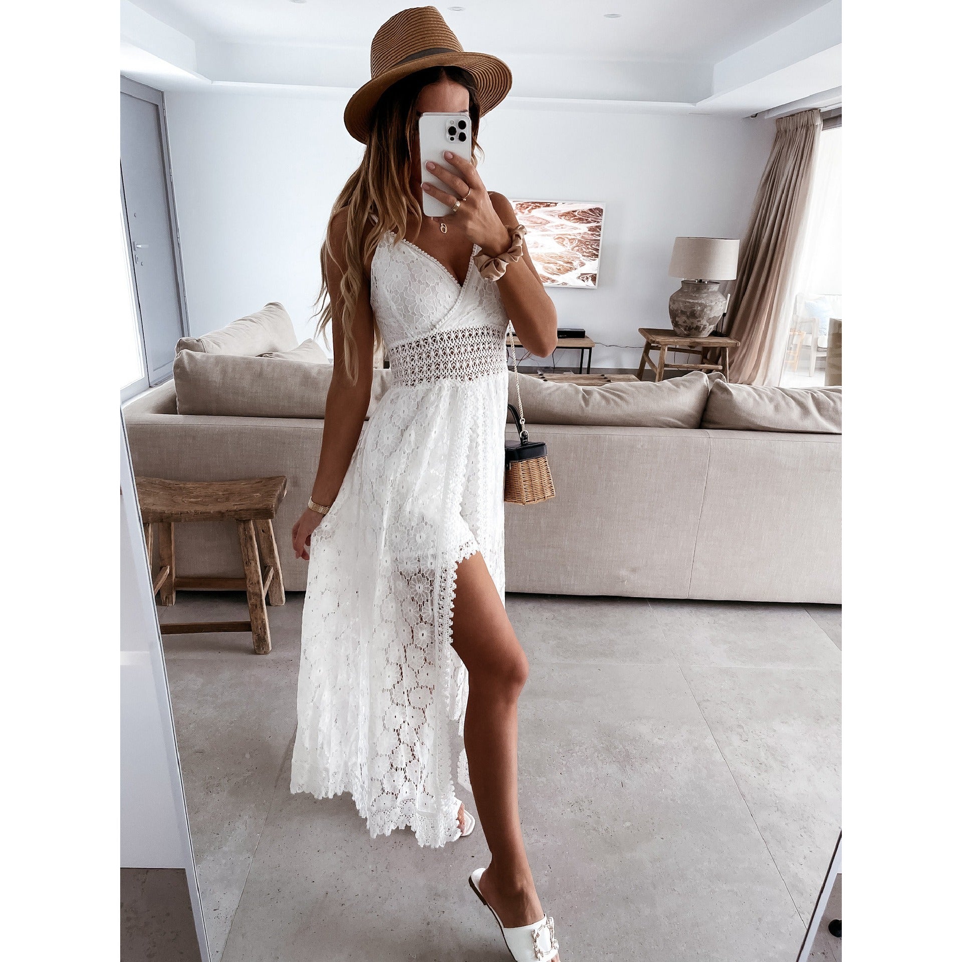 Vestido de encaje con tirantes y escote en V