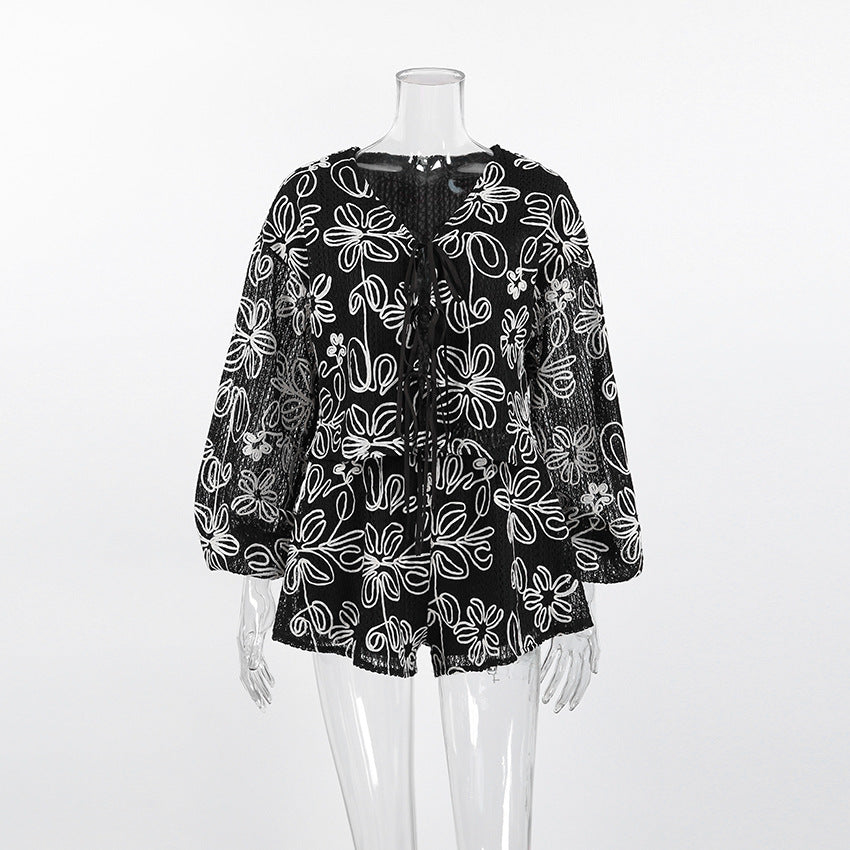 Conjunto dos piezas: top de manga larga con escote en V y shorts