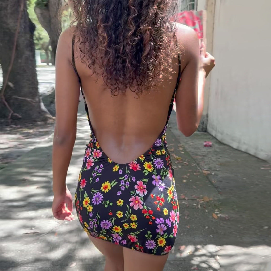 Vestido bodycon sin mangas con estampado digital y espalda descubierta