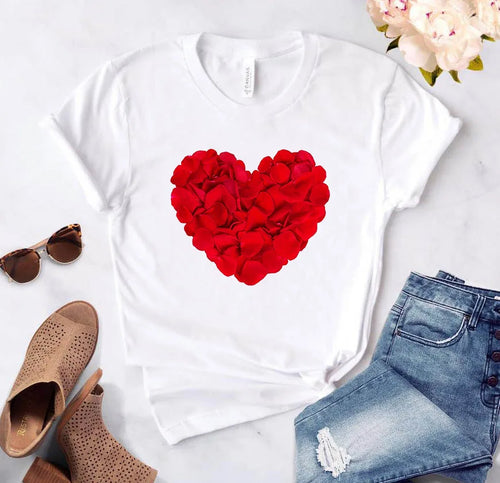 Camiseta con estampado de corazones y flores